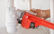 fontanero arreglando fuga de agua