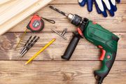 suelo de parquet y herramientas