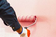 pintor pintando pared
